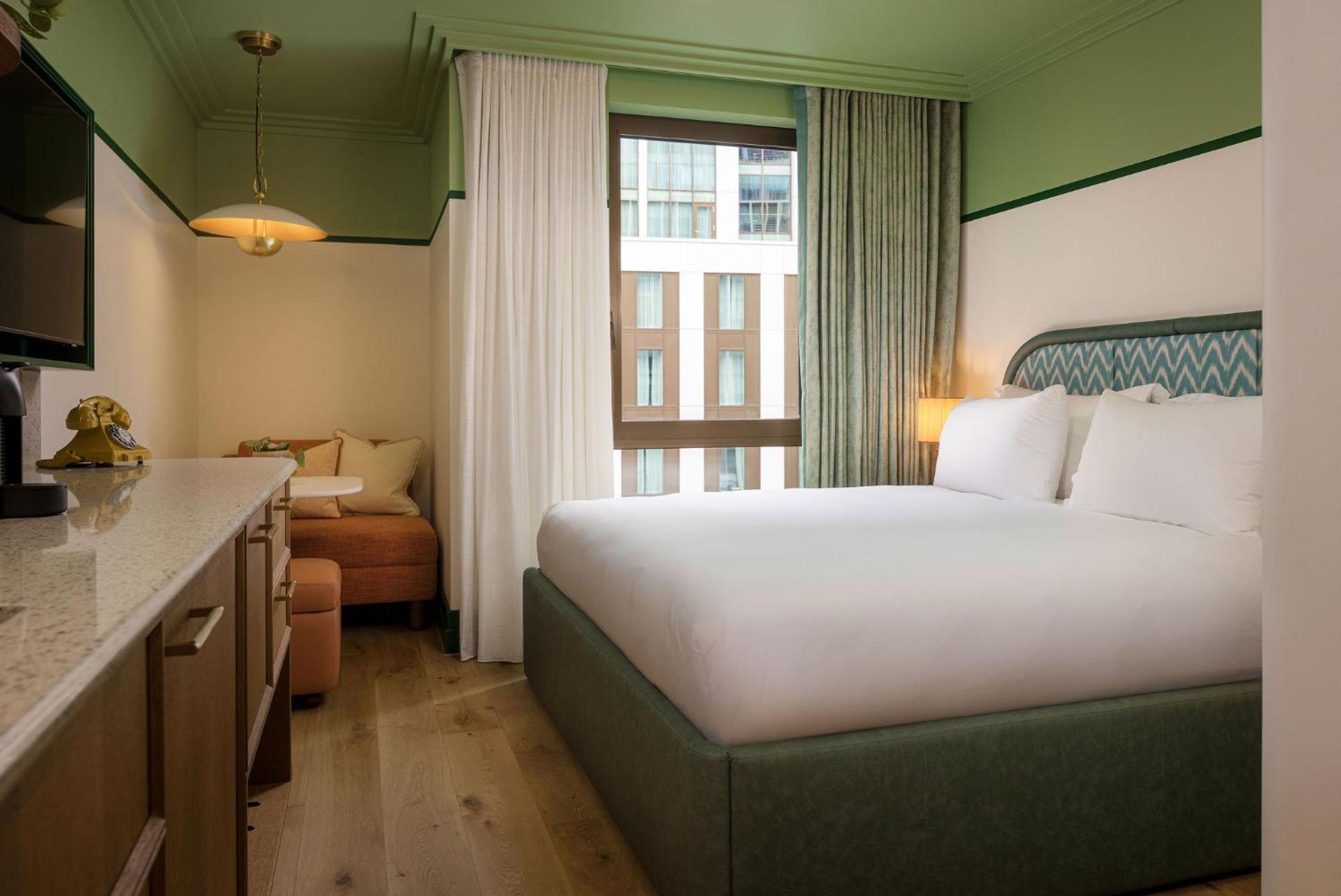The July - Victoria Hotel Londres